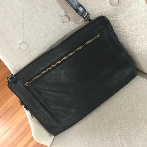 Mark & Graham Handbags - EUC Mark & Graham Bedford Laptop Bag, 15", Black